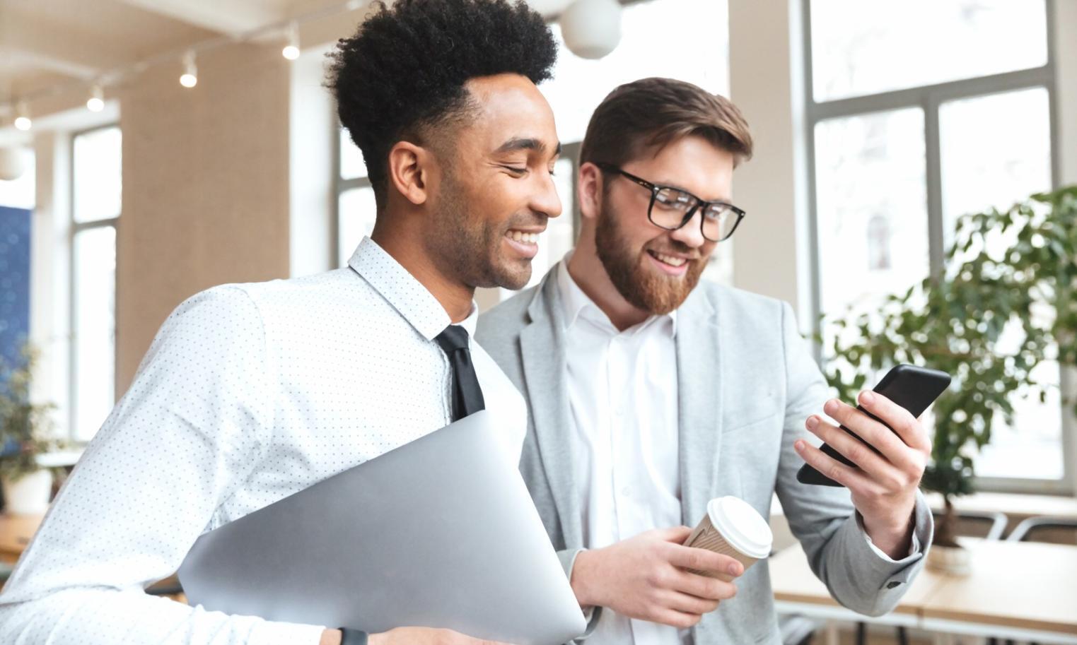 Analyse budgétaire complexe avec documents éparpillés